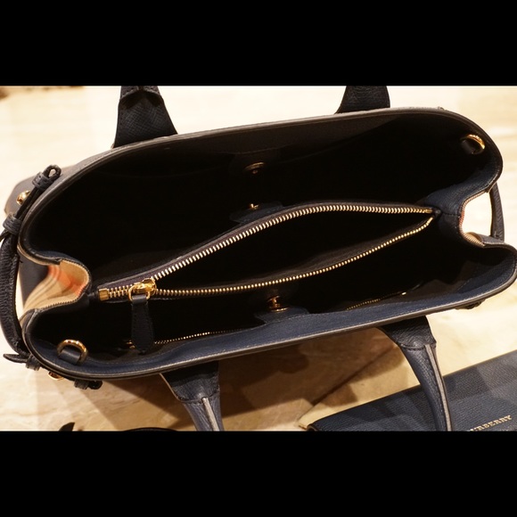 Navy signature Burberry bag - Picture 2 of 7